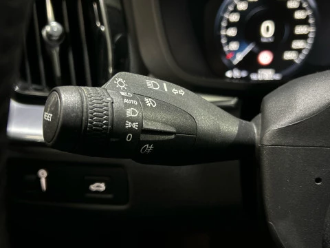 Volvo XC60 2.0 B4 D MOMENTUM PRO AUTO 4WD 197 5P