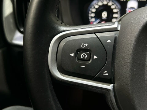 Volvo XC60 2.0 B4 D MOMENTUM PRO AUTO 4WD 197 5P