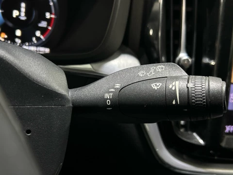 Volvo XC60 2.0 B4 D MOMENTUM PRO AUTO 4WD 197 5P