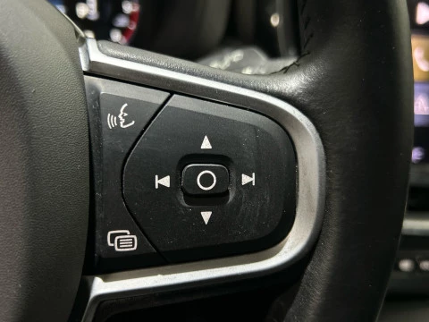 Volvo XC60 2.0 B4 D MOMENTUM PRO AUTO 4WD 197 5P