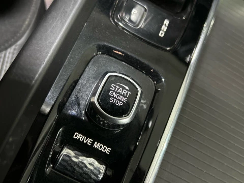 Volvo XC60 2.0 B4 D MOMENTUM PRO AUTO 4WD 197 5P