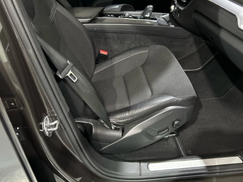 Volvo XC60 2.0 B4 D MOMENTUM PRO AUTO 4WD 197 5P