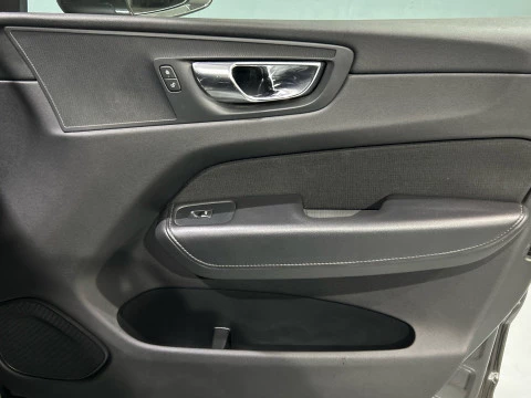 Volvo XC60 2.0 B4 D MOMENTUM PRO AUTO 4WD 197 5P