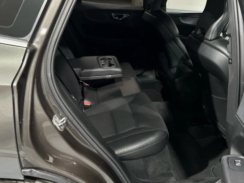 Volvo XC60 2.0 B4 D MOMENTUM PRO AUTO 4WD 197 5P