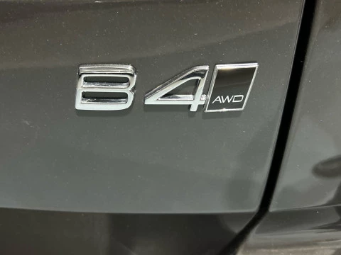 Volvo XC60 2.0 B4 D MOMENTUM PRO AUTO 4WD 197 5P