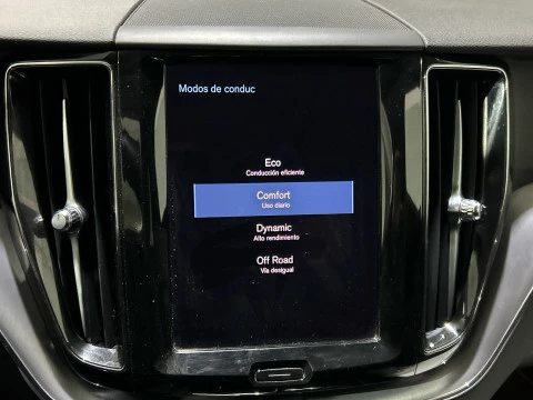 Volvo XC60 2.0 B4 D MOMENTUM PRO AUTO 4WD 197 5P