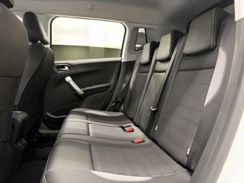 Peugeot 2008 PureTech 110 SANDS Allure 81 kW (110 CV)