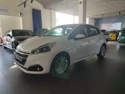 Peugeot 208 5P Signature 1.2L PureTech 60KW (82CV) Peugeot 208 5P Signature 1.2L PureTech 60KW (82CV)