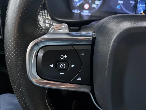 Volvo XC40 2.0 T4 R-Design Auto