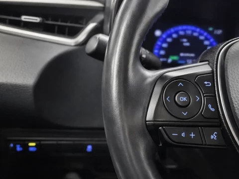 Manos derechos del volante multifunción del Corolla 1.8 122CV ActiveTech.