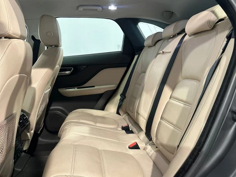 Jaguar F-Pace 2.0D I4  PURE AUT 180