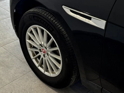 Jaguar F-Pace 2.0D I4  PURE AUT 180