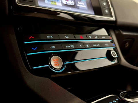 Jaguar F-Pace 2.0D I4  PURE AUT 180