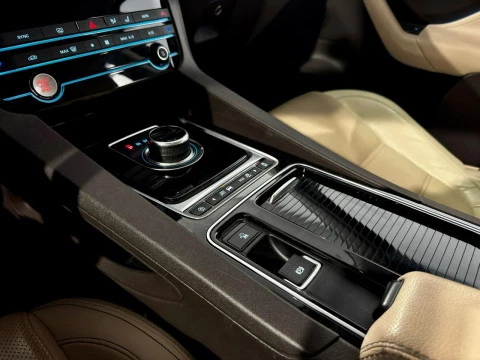 Jaguar F-Pace 2.0D I4  PURE AUT 180