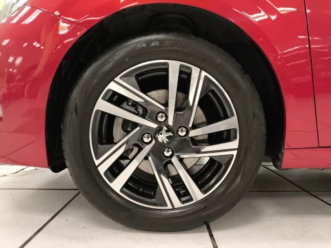 Peugeot 208 PureTech 100 Allure 75 kW (100 CV)