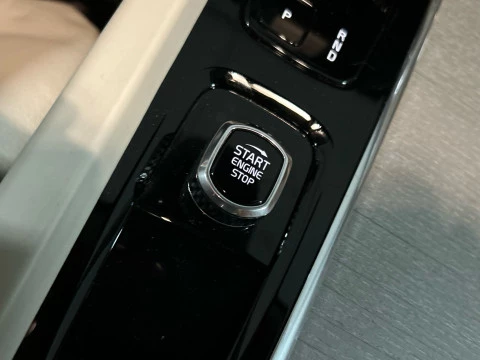 Volvo XC60 2.0 T6 RECHARGE ULTRA DARK AUTO 4WD 350 5P