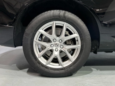 Volvo XC60 2.0 B4 D MOMENTUM AUTO 4WD 197 5P