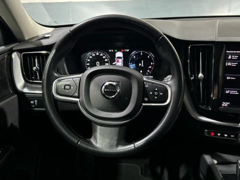 Volvo XC60 2.0 B4 D MOMENTUM AUTO 4WD 197 5P