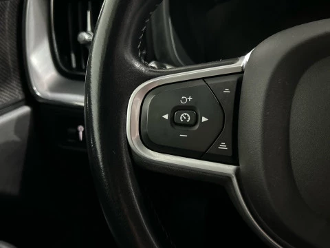 Volvo XC60 2.0 B4 D MOMENTUM AUTO 4WD 197 5P