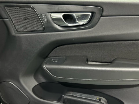 Volvo XC60 2.0 B4 D MOMENTUM AUTO 4WD 197 5P