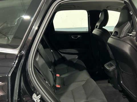 Volvo XC60 2.0 B4 D MOMENTUM AUTO 4WD 197 5P