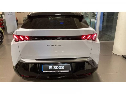 Peugeot e-3008 GT Eléctrico 157kW