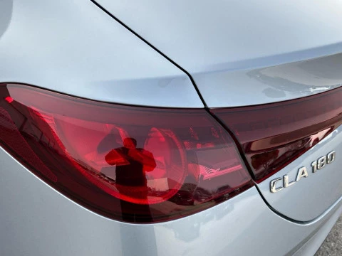 Mercedes-Benz CLA  180 con tecnologia hibrida