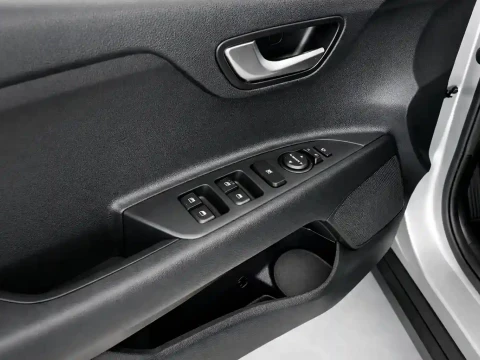 Botones de control en puerta del piloto del Kia Stonic 1.0 T-GDi 74kW (100CV) MHEV MT Drive.