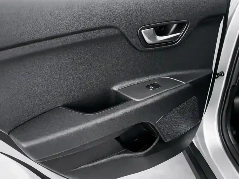 Botones de control en puerta trasera del Kia Stonic 1.0 T-GDi 74kW (100CV) MHEV MT Drive.