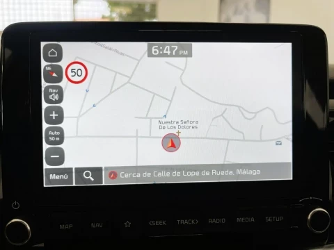 Cuadro digital central del Kia Stonic 1.0 T-GDi 74kW (100CV) MHEV MT Drive.