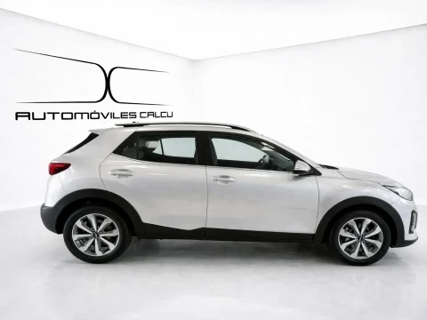 Vista perfil derecho del  Kia Stonic 1.0 T-GDi 74kW (100CV) MHEV MT Drive.