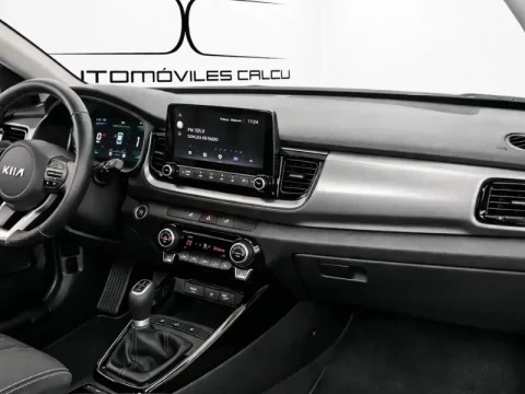 Salpicadero del Kia Stonic 1.0 T-GDi 74kW (100CV) MHEV MT Drive.