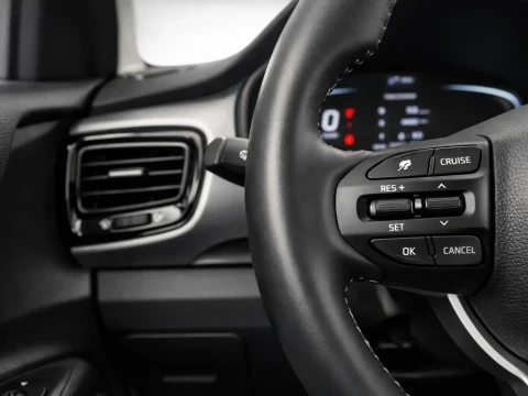 Manos derechos del volante multifunción del Kia Stonic 1.0 T-GDi 74kW (100CV) MHEV MT Drive.