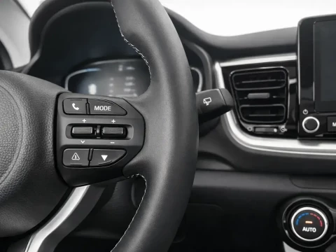 Manos izquierdos del volante multifunción del Kia Stonic 1.0 T-GDi 74kW (100CV) MHEV MT Drive.