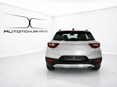Vista trasera del  Kia Stonic 1.0 T-GDi 74kW (100CV) MHEV MT Drive.
