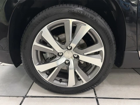 Peugeot 2008 BlueHDI 120 Allure 88 kW (120 CV)
