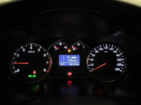 Kia Carens 1.6 GDi Concept 99 kW (135 CV)