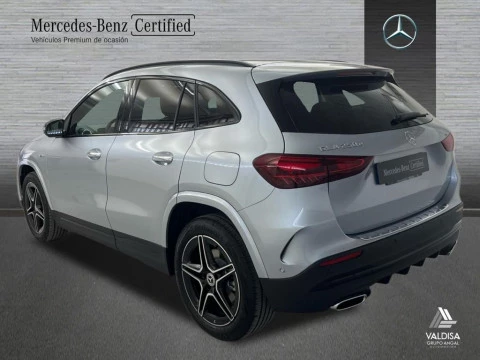 Mercedes-Benz GLA 250 e con tecnología híbrida EQ