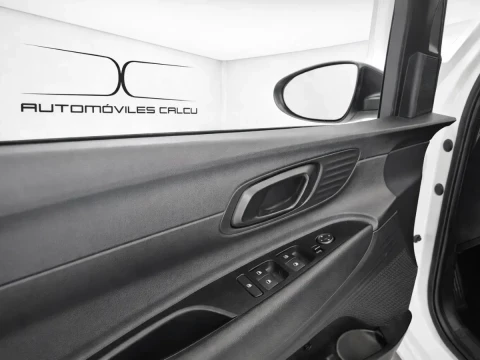 Botones de control en puerta del piloto del Hyundai I20 1.0 TGDI 74kW (100CV) Klass.