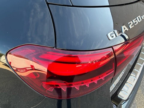 Mercedes-Benz GLA  250 e