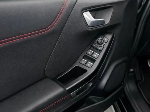 Botones de control en puerta del piloto del Ford Puma 1.0 EcoBoost 125cv ST-Line X MHEV.