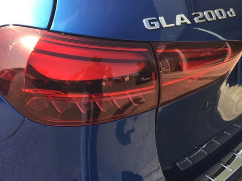 Mercedes-Benz GLA  200 d