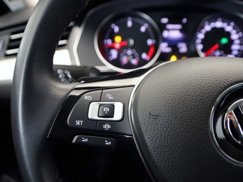 Volkswagen PASSAT 1.6 TDI 88KW DSG ADVANCE 4P