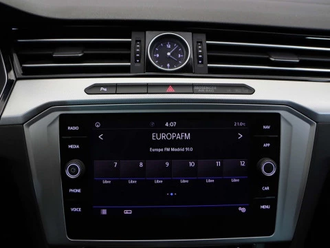 Volkswagen PASSAT 1.6 TDI 88KW DSG ADVANCE 4P