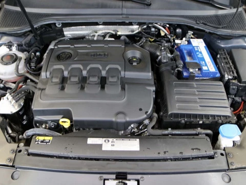 Volkswagen PASSAT 1.6 TDI 88KW DSG ADVANCE 4P