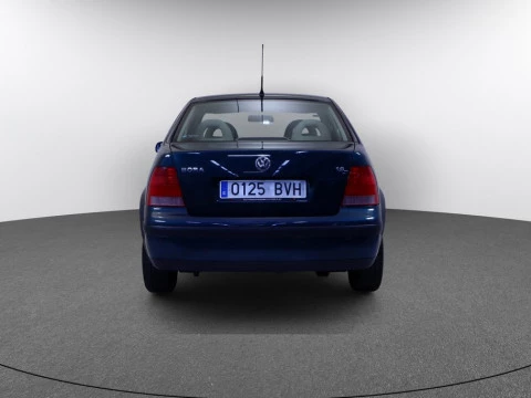 Volkswagen BORA 1.6 CONCEPTLINE 4P