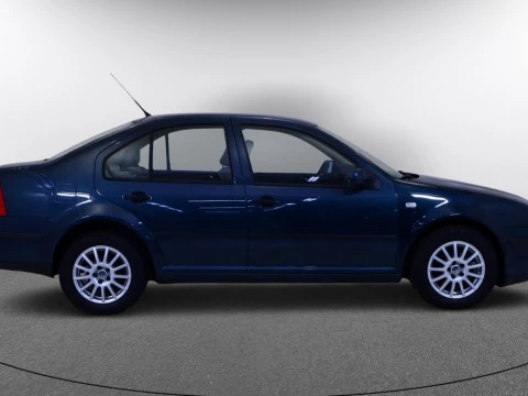 Volkswagen BORA 1.6 CONCEPTLINE 4P