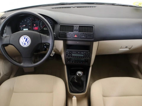 Volkswagen BORA 1.6 CONCEPTLINE 4P