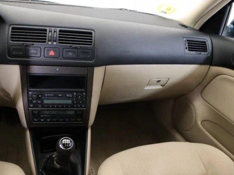 Volkswagen BORA 1.6 CONCEPTLINE 4P