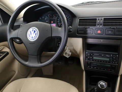 Volkswagen BORA 1.6 CONCEPTLINE 4P